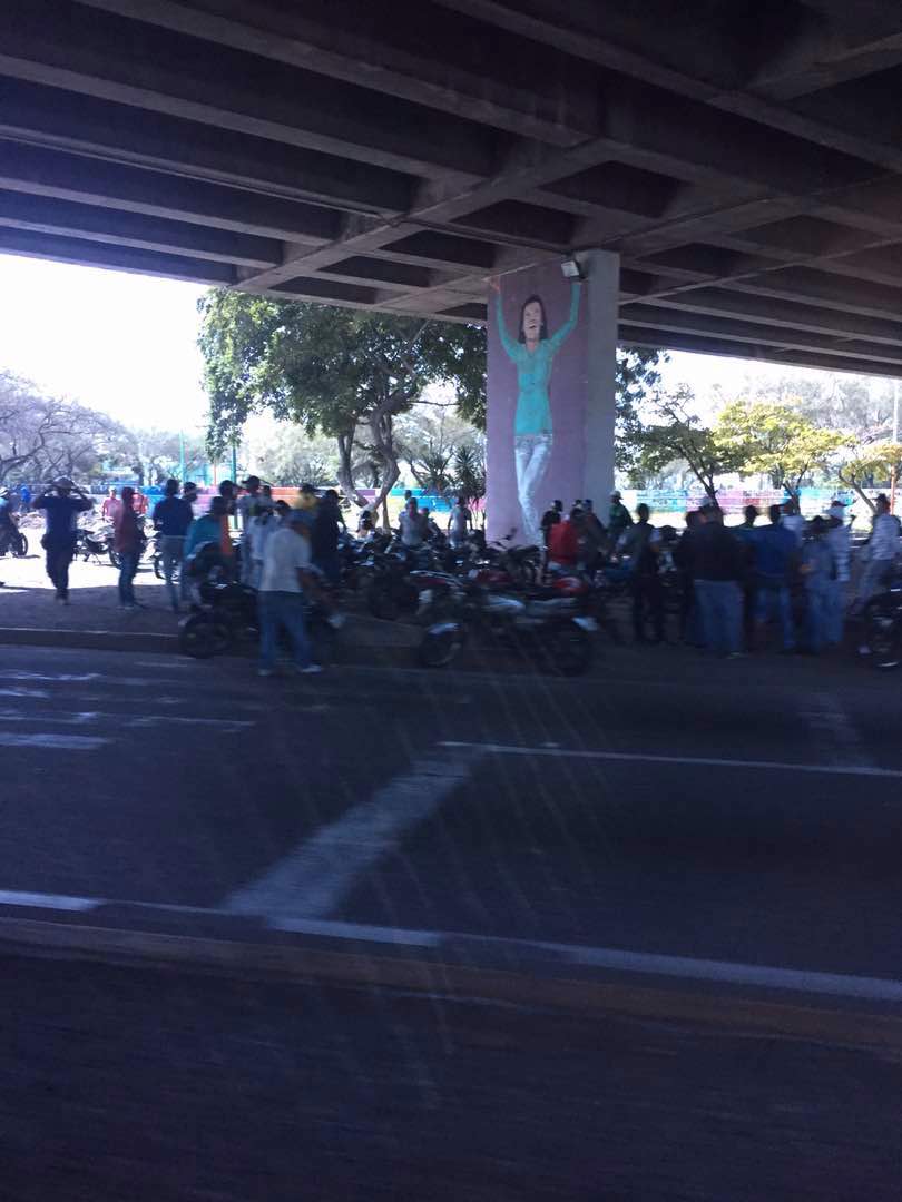 SkyGhanhen's tweet photo. @trafficLARA Alerta Barquisimeto. Colectivos en el elevado del Obelisco preparandose para atacar sociedad civil tomar precauciones.#25Mayo https://t.co/DytIbtdhNg