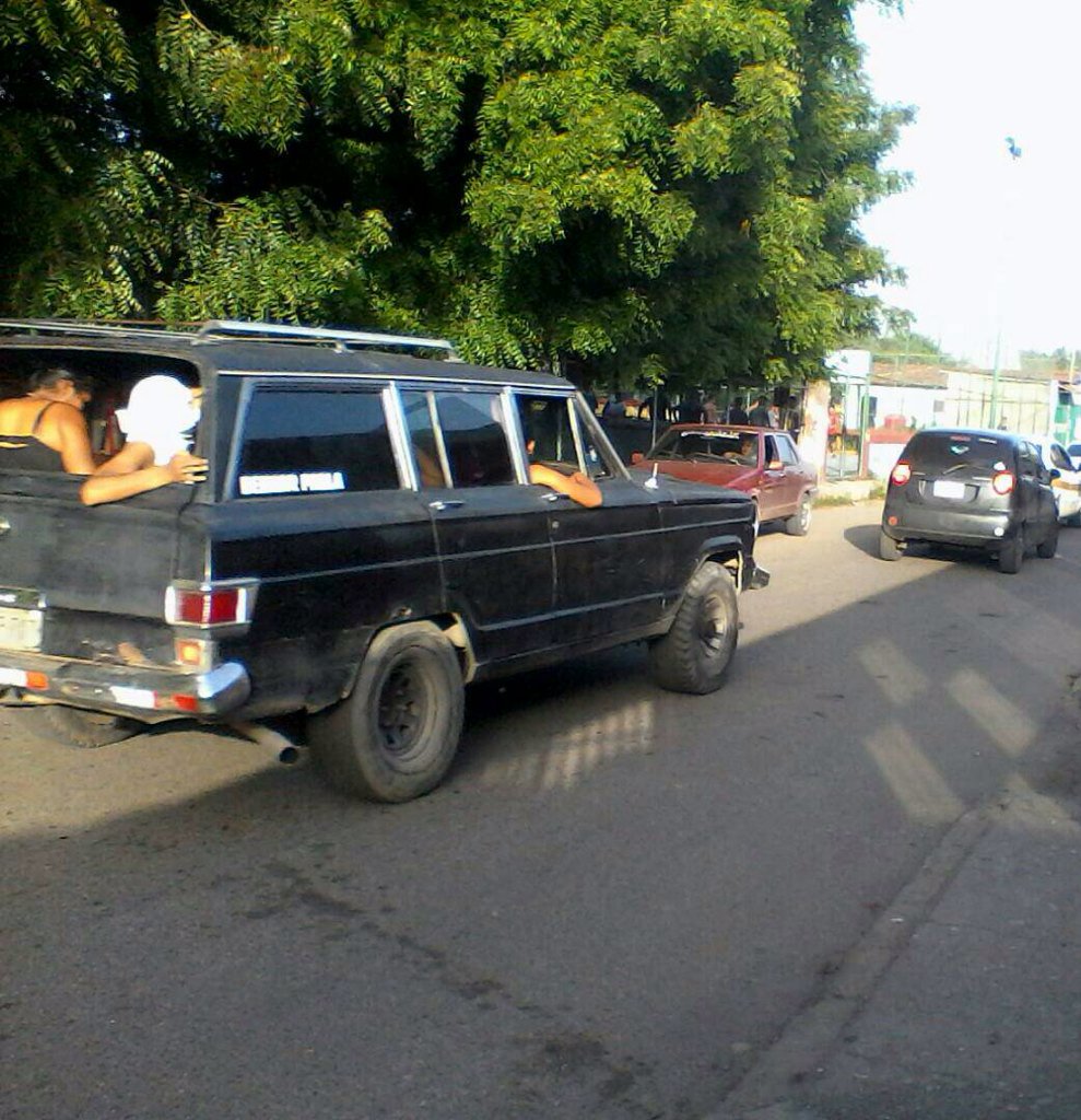 UnGuaroMas's tweet photo. Presuntos colectivos pasan en carros y motos, amedrentando a vecinos del norte de #Barquisimeto https://t.co/joGDvq5Bkt