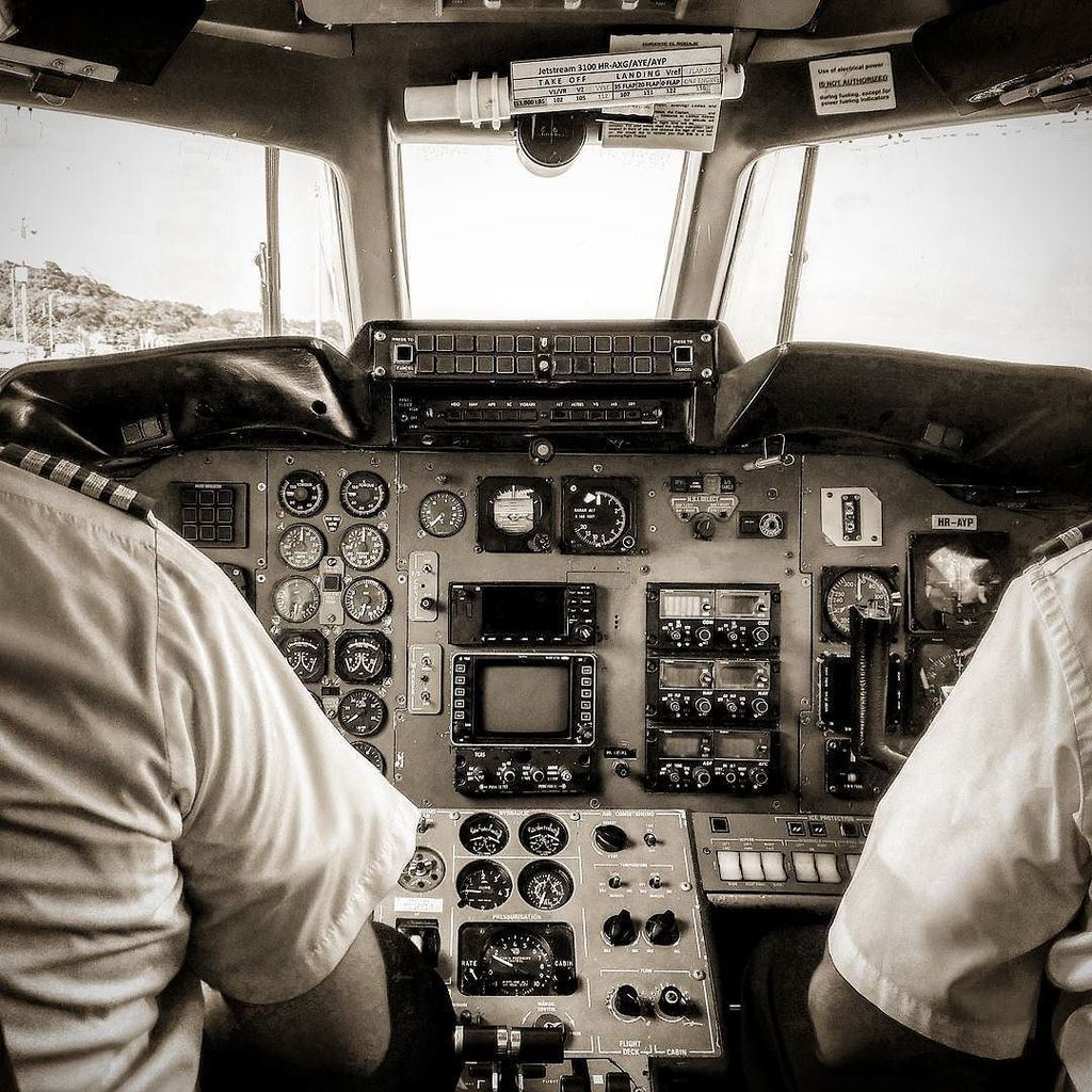 Jaime_Rivera's tweet photo. Oh how I missed flying like this #cockpit #jetstream31 #flight #lanhsa #goodtimes #greatflight #htcu11 https://t.co/5sAdwj2V78 https://t.co/I3mojApo5b