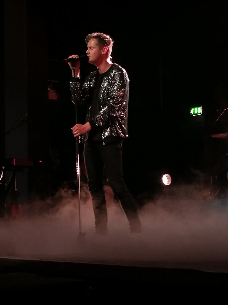 dewilvb's tweet photo. I swear a @tomchaplin concert is like an intense spiritual experience 😭💕 so happy &amp; THAT VOICE is the best I've ever heard #TheWaveBexhill https://t.co/ZrftqxEP4Z