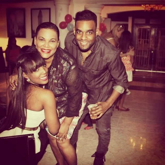 CarlixFansArg's tweet photo. Bellísimo #TBT Navidad 2013 @yosoycarlix @carlix 💙 Junto a @ninaninamakeup Y Su mamá 💙
#Hermanos #Madreehijo #Carlix #Nathacha #Sonia https://t.co/lYNRlRKSvL
