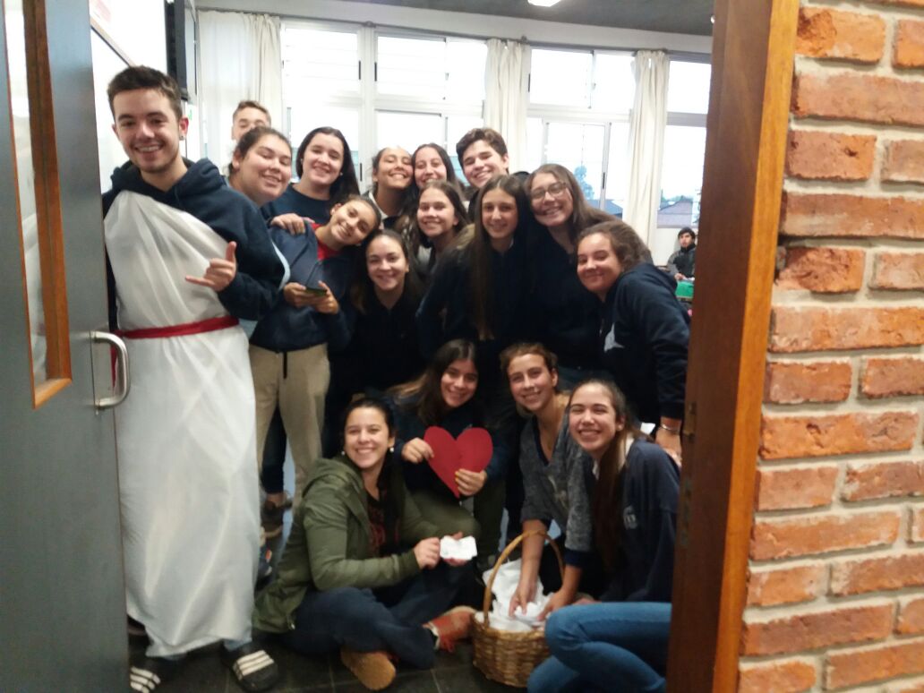 sigridmeyerc's tweet photo. @ces_Uruguay  @PuenteCelsa @BibliotecasCes Preparativos para mañana. Liceo N 2 Carmelo. https://t.co/7BD5j3pDSj