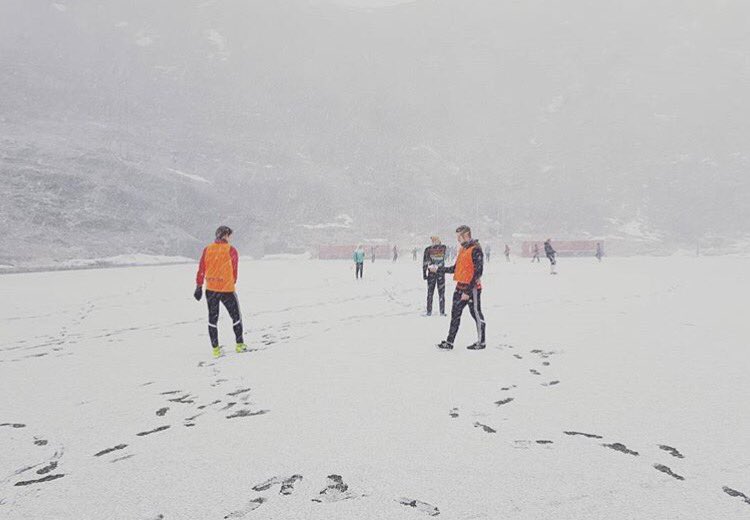 Indrefjord_IL's tweet photo. 25.mai 2017. 
Vi trener enda ute i vinterstorm og kuling i kastene. #macron #finnmarkserien #4div #breidablikk #ifinnmark #sport #rødoghvit https://t.co/fZpWtBycbG