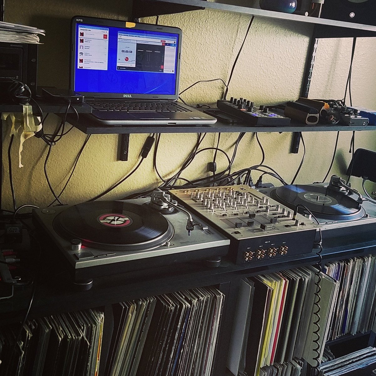 Renegade808pdx's tweet photo. starting! https://t.co/fCdmxLgwY0 tune in! #detroittechno #acidhouse #deephouse #electrofunk #jackmode #housemusic #techno #pdx #portland https://t.co/Fo58V9zx48