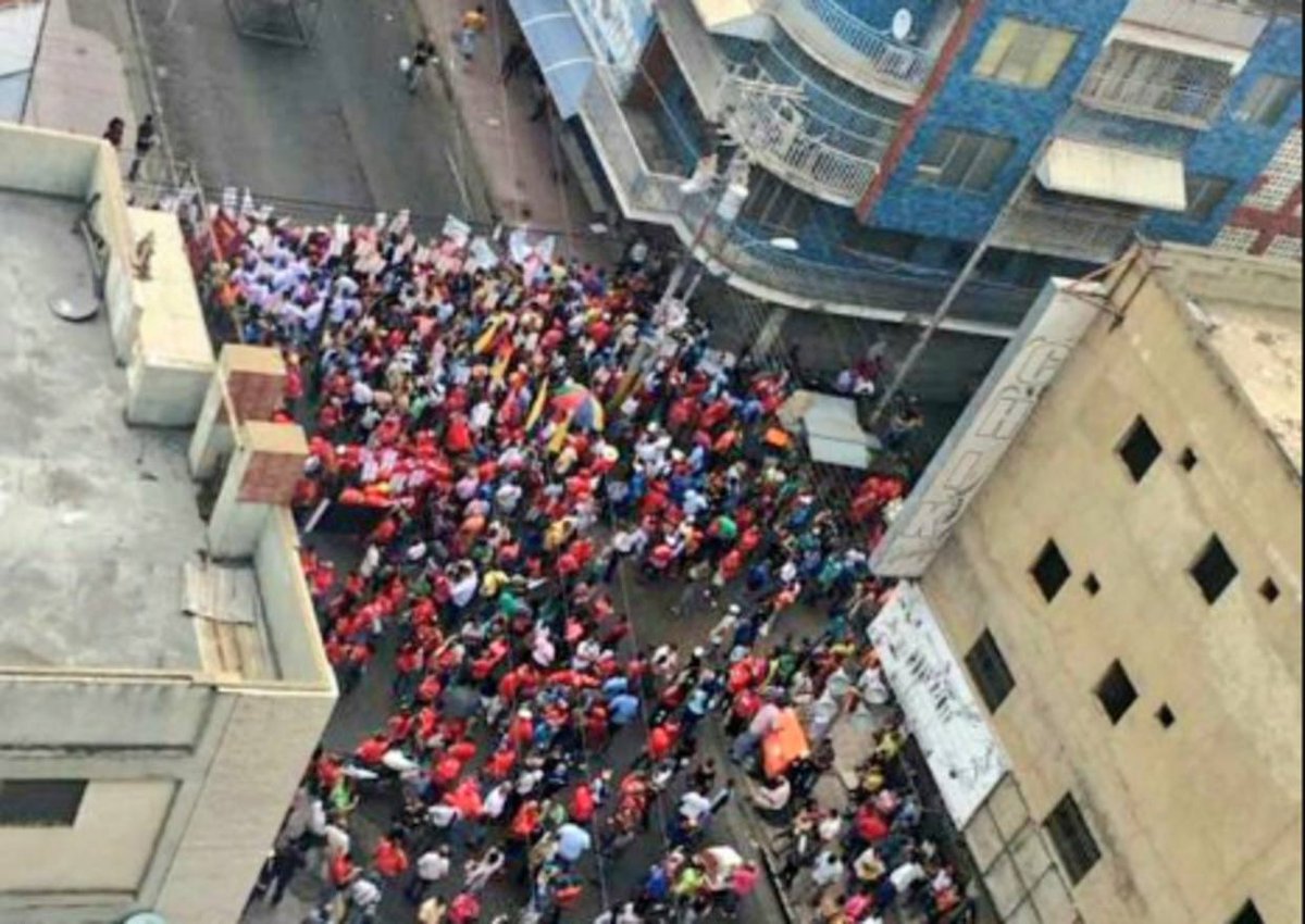 ElNacionalWeb's tweet photo. Mostraron las verdaderas imágenes de la movilización oficialista de ayer https://t.co/AxgI3u4EUS  https://t.co/OR7SqMMVT8