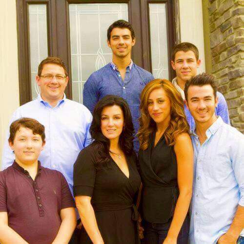 berabyp's tweet photo. #BeStrongPapaJonas 
#JonasFansAreWithUPapaJonas 
😔❤ https://t.co/YEHWAu7jPz
