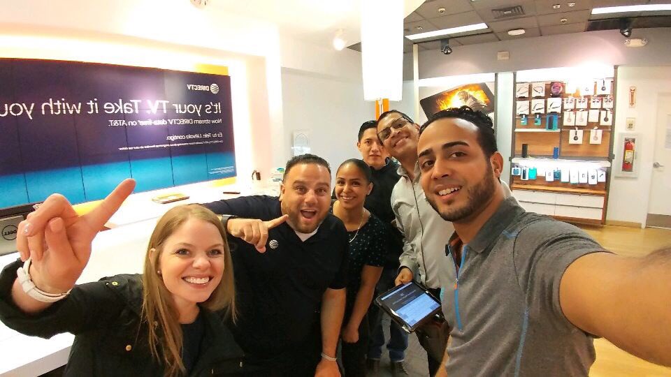 AntMerc17's tweet photo. Great time today with @gillpower_linda hitting up Team Glow stores playing "Who wants to be a GILLionaire!" #GillPower #TeamGlow https://t.co/iv2EYif1Vq