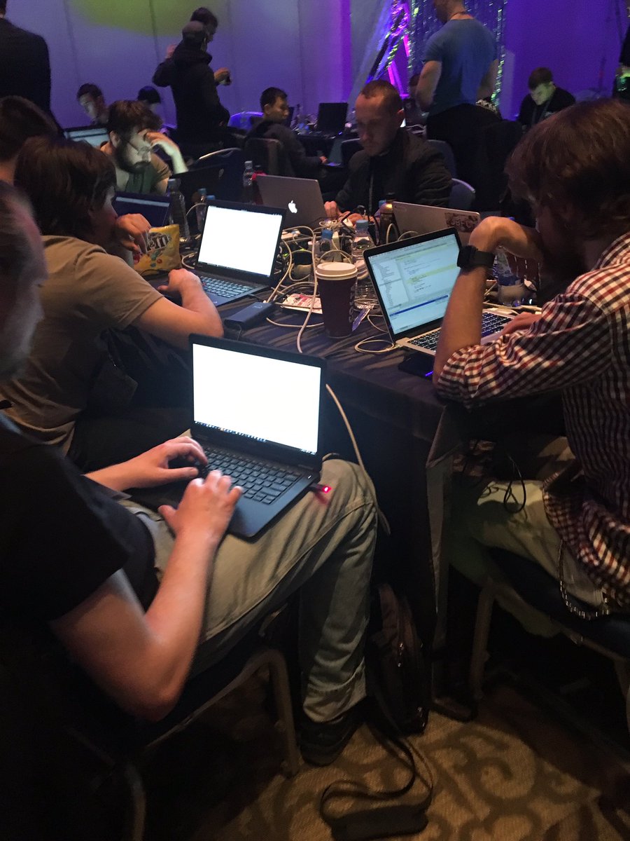 AzumiKuroiwa's tweet photo. ロシアのハッカー大集合。
ハッカー数千人が集結するモスクワでのイベントは
攻撃する側と守る側のチーム対抗で、どれだけ実社会で使われているセキュリティソフトを破れるか？または守れるか？を競い合う。
仮想の街が再現され、発電所からATMから車までハッキングされてしまう社会が今そこに！ https://t.co/f9pvU76TOU