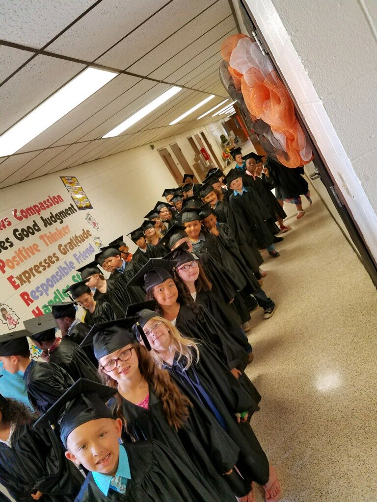 amywilson1130's tweet photo. Class of 2017 in formation! 😂#wwway #RedRoomRealness #SoProud #SoBlessed #NotEnoughHashtagsForThisOne https://t.co/qgT4Gg14K8
