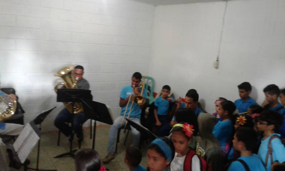 fosjiet's tweet photo. El quinteto de metales de la orquesta juvenil el tigre. Presentación para los niños de iniciación musical. @elsistema #ElTigre #Metales https://t.co/AtUdBQDRBc