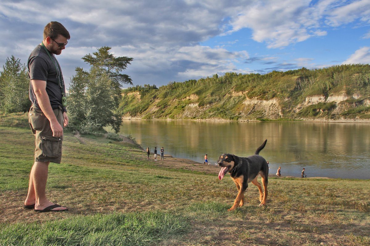 GoFetchca's tweet image. Here are our picks for Edmonton's must see parks and trails to visit with your pup this summer! #Canada150 More at: bit.ly/2r2wRtb
