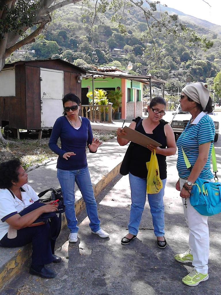 YContreras04's tweet photo. Acá, debajo del árbol, desarrollamos ésta formación en materia #cooperativa. #Sunacoop Trujillo de la mano con nuestras #coops https://t.co/ewWbDuPNbu