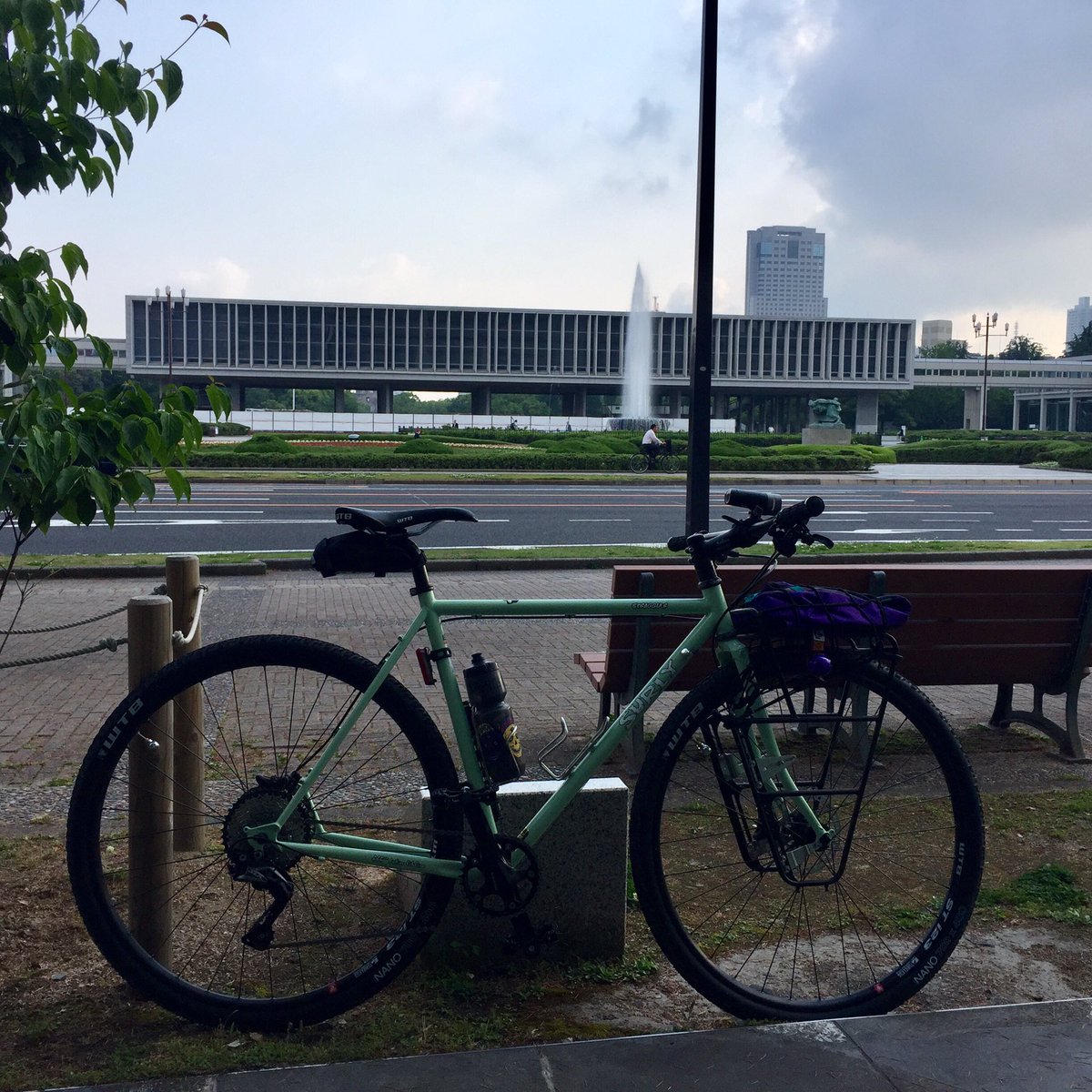 pika_hiroshima's tweet photo. 平和の門(Gates of Peace)
ちょいと遠回りして🚴

#surlystraggler #surly  #surlybike
#surlybikes #straggler #ridehiroshima
#mysurly #grumpy_bike https://t.co/x5vrLQe8a4