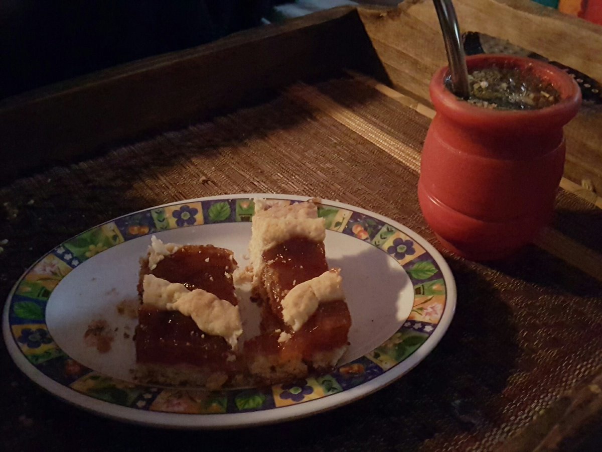 GuadaAccornero's tweet photo. Unos mates con las únicas porciones de pasta frola que @accyona   me dejó 😂 https://t.co/0zurDLztYs