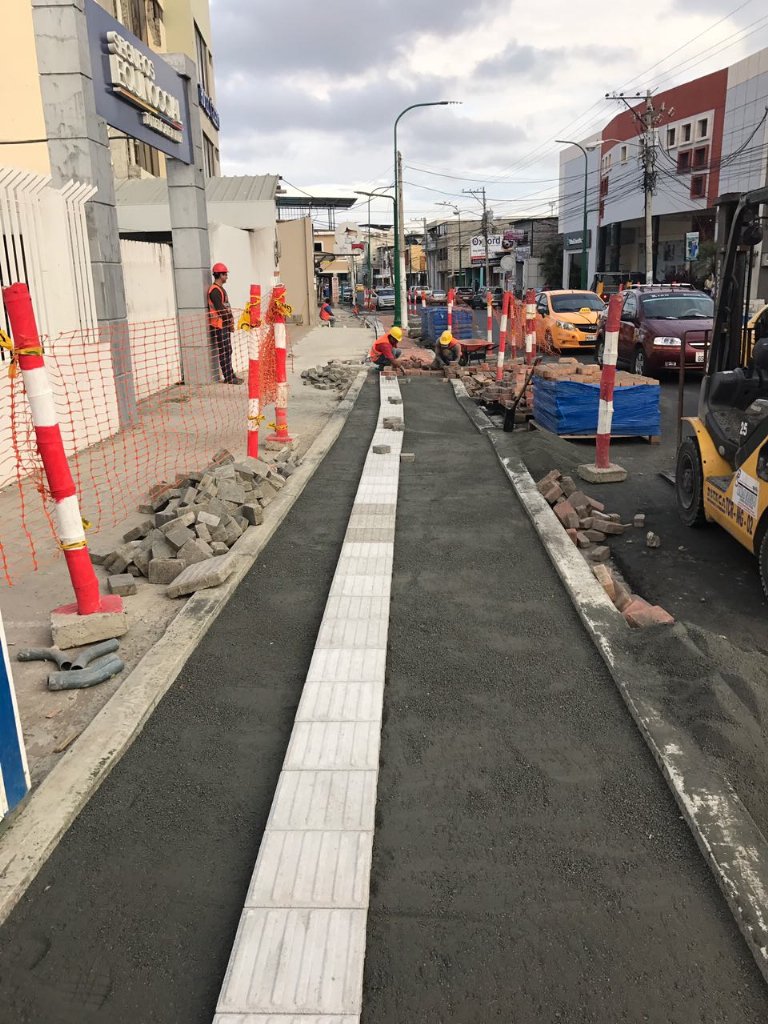 UGPManta's tweet photo. Estamos adoquinando la última cuadra de la #Avenida24 pronto culminamos los trabajos d regeneración urbana https://t.co/tDa4foAN2e
