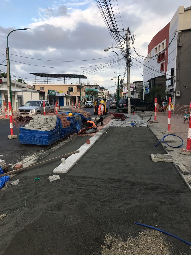 UGPManta's tweet photo. Estamos adoquinando la última cuadra de la #Avenida24 pronto culminamos los trabajos d regeneración urbana https://t.co/tDa4foAN2e