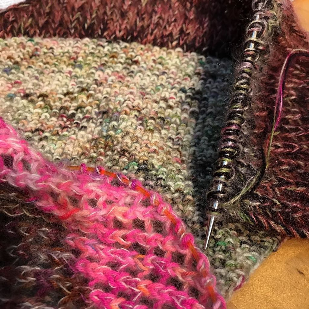 LesKnits's tweet photo. Marling the hours away… 💖 #marledmagicmysteryredux #westknittersofinstagram #keeponknittinkitten https://t.co/xJrhUlEqhE https://t.co/o1N3cy4LwV
