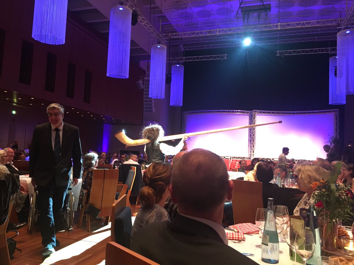 thomas_drrer's tweet photo. Sogar ein Alphorn war dabei. #daet17 https://t.co/LxUKqO0koF
