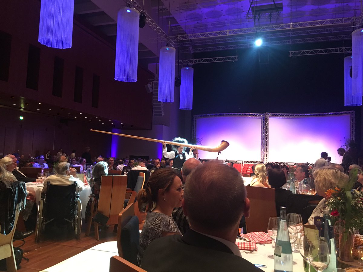 thomas_drrer's tweet photo. Sogar ein Alphorn war dabei. #daet17 https://t.co/LxUKqO0koF