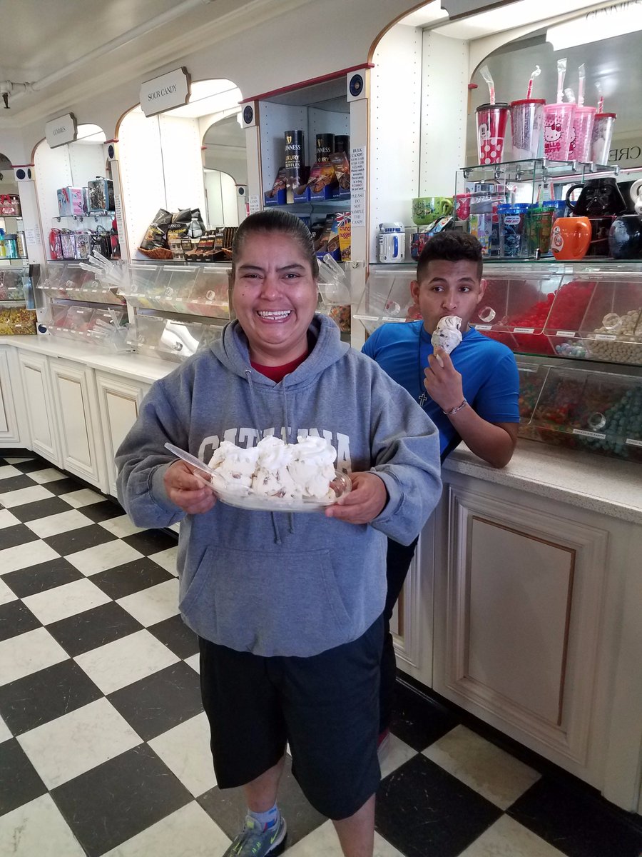 PacificaHost's tweet photo. The world's largest banana split- found only on Catalina Island! Smiles all around for #serviceweek https://t.co/GYWE1ePKAT
