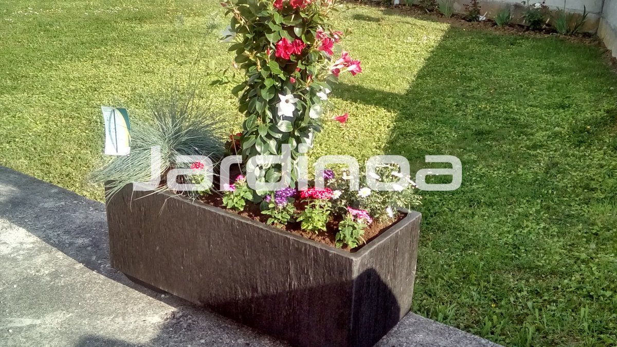 Jardinoa's tweet image. Nouvelle #PhotoClient ! Mickaël D. du 88 nous adresse une photo de son #Bac Quiberon XL Ardoise joliment #fleuri ! jardinoa.fr/bacs-et-jardin…