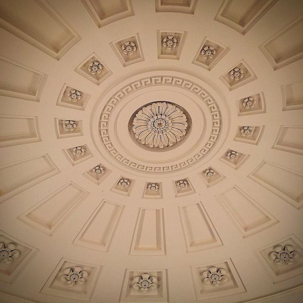 TEWeekes's tweet photo. I never tire of sitting under this magnificent ceiling by #alexanderparris #architecture @thewoodwardschool #gradu… https://t.co/9mXgJYZmG3 https://t.co/I7vd45YSna