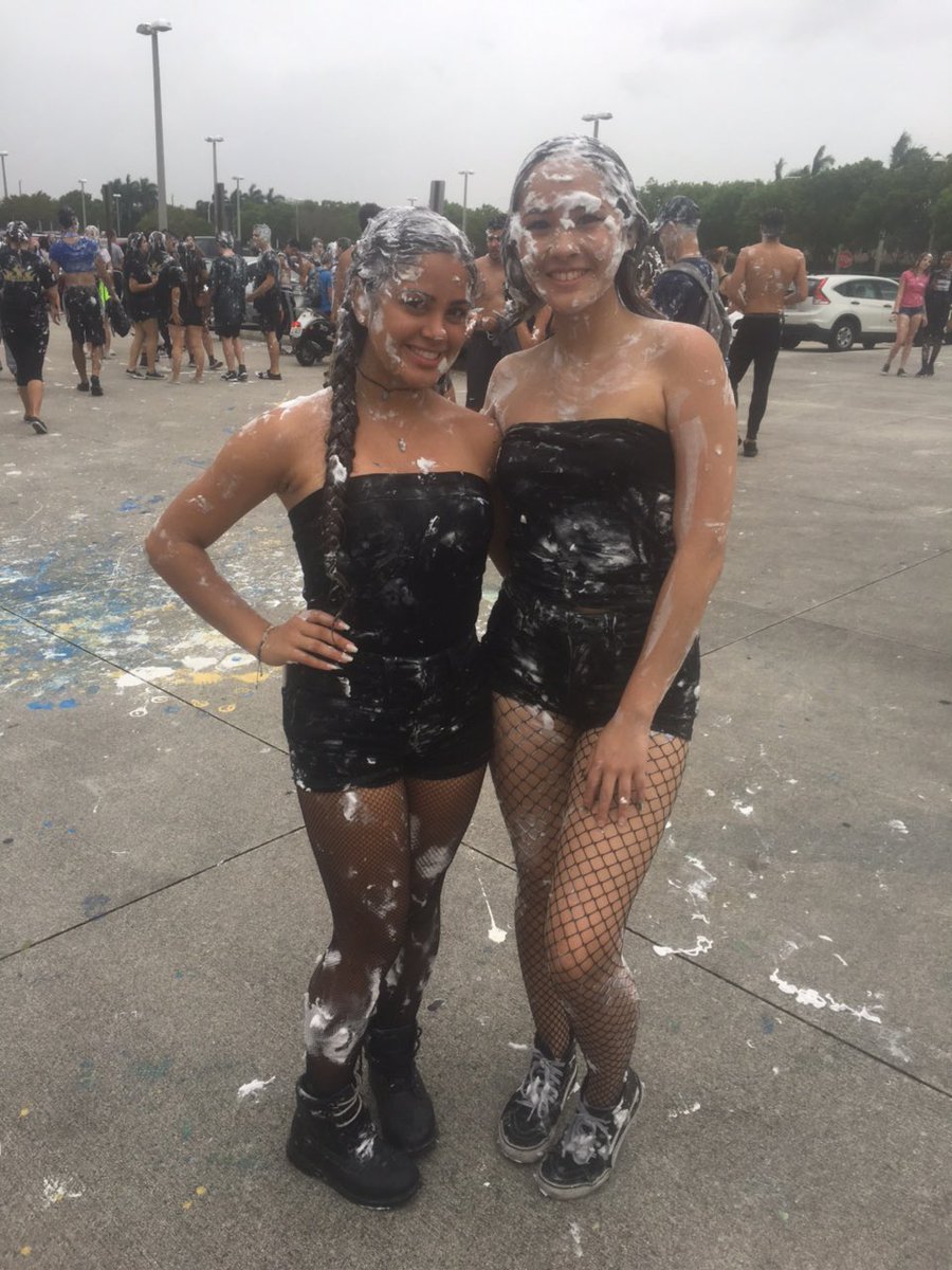lilyamaya_'s tweet photo. LAST DAY YALL I CANT BELIEVE WE MADE IT HERE #SeniorsLastDay   #seniors2017 #shavingcreamfight #cbhs2017 https://t.co/ltXy9O3S08
