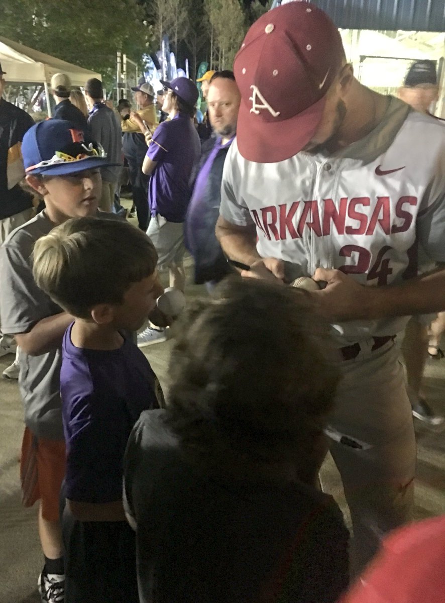 RazorbackBSB's tweet photo. "I want to be like @chadspanberger"
#ThisIsBaseball https://t.co/88KcFX4iNs