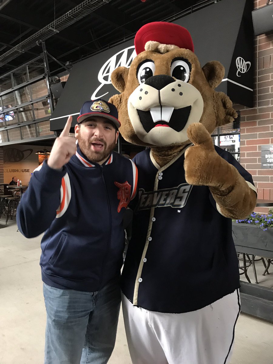 JustinBColman's tweet photo. I'm the Birmingham-Bloomfield Beavers' biggest fan now. #beaverbomb https://t.co/qQvkp4Duc7