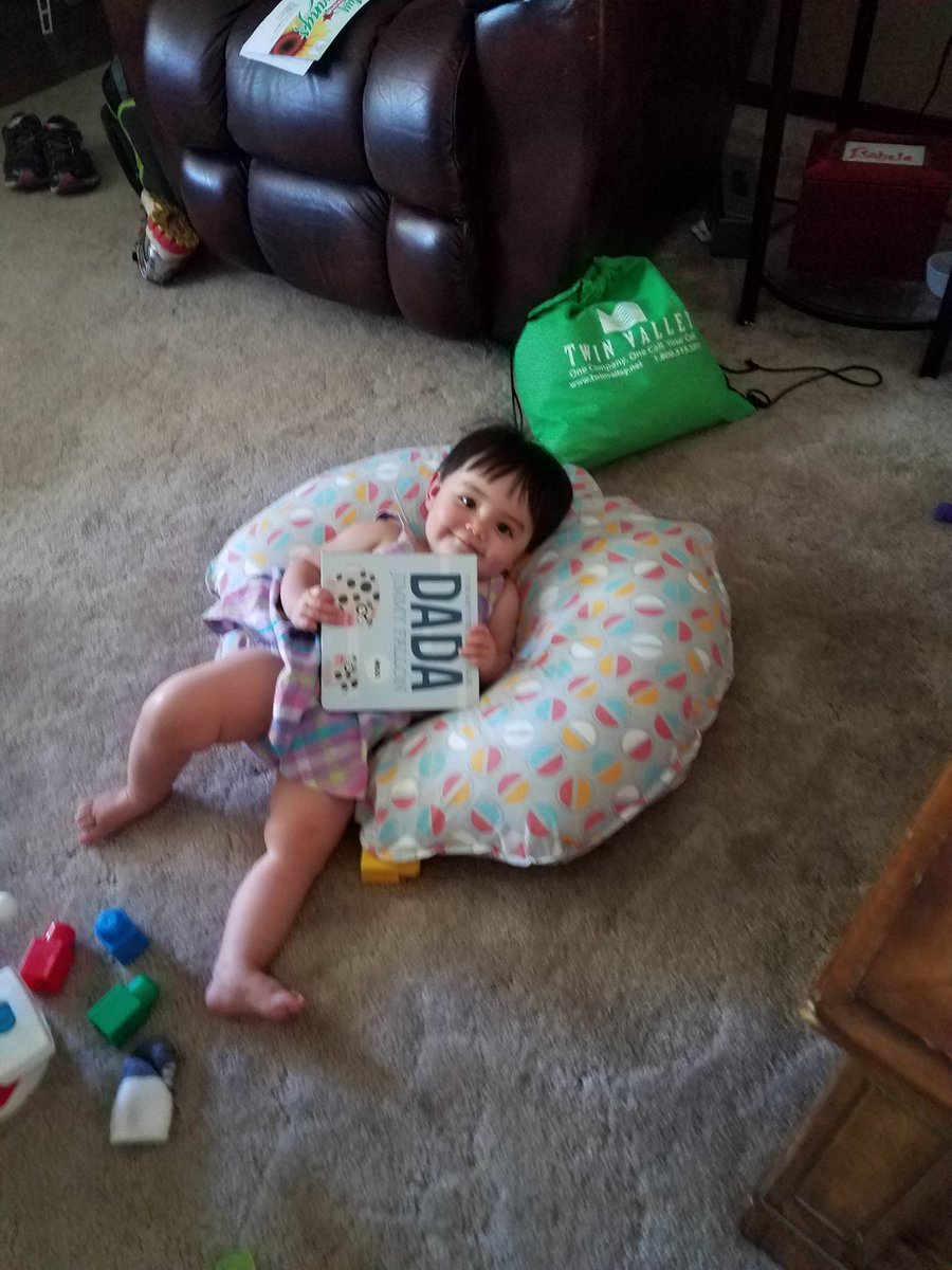 jbrowning1913's tweet photo. I came into the room and found her like this @jimmyfallon!! #DADA #JimmyFallon #shesaiddadafirst #iwasbummed #easiestwordfirst #thatssoizzy https://t.co/EmepSOnbfg