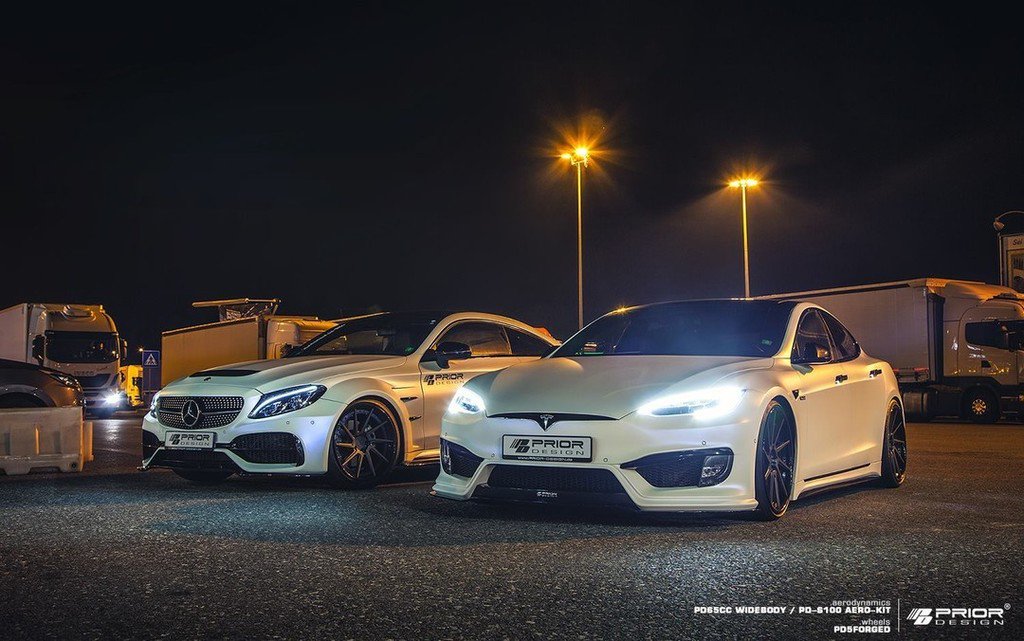 PriorDesignNA's tweet photo. White Prior Design twins ⚪️ #mercedes #PD65CC #Tesla #P1000S https://t.co/7Zj5noB361 https://t.co/cQKzmJSevh
