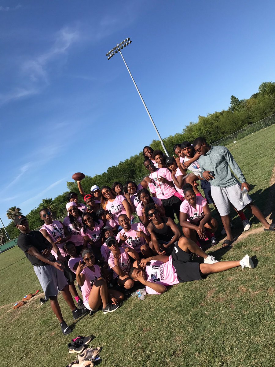 _Dashay_'s tweet photo. Powderpuff Game was so much fun this year‼️‼️😛😛😛 y'all already know who won🎉🎉😝😝 #2k17 https://t.co/ID7fp1RyLc