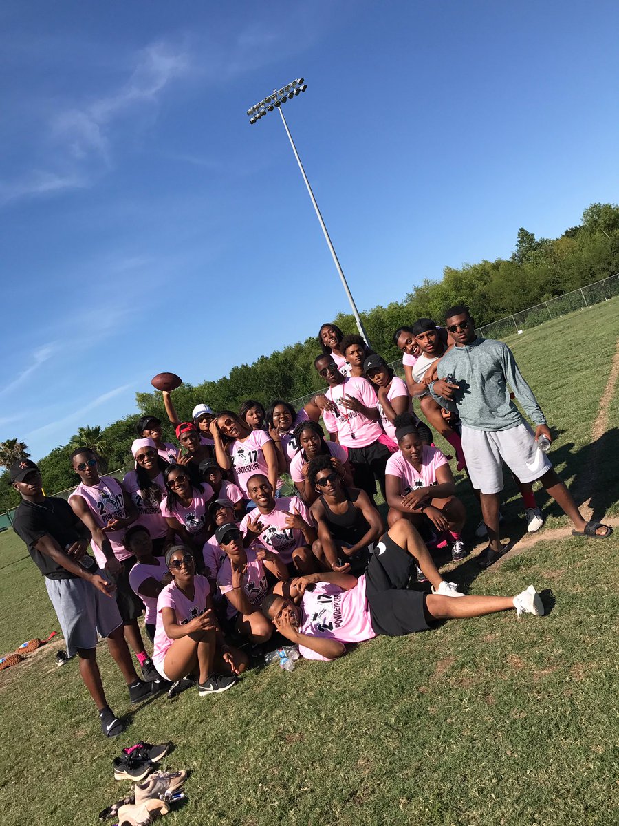 _Dashay_'s tweet photo. Powderpuff Game was so much fun this year‼️‼️😛😛😛 y'all already know who won🎉🎉😝😝 #2k17 https://t.co/ID7fp1RyLc