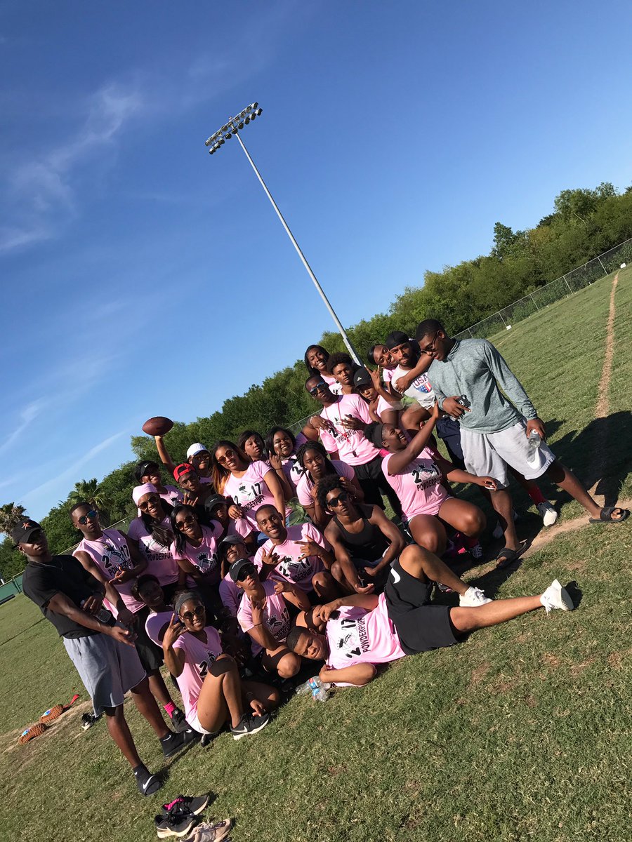 _Dashay_'s tweet photo. Powderpuff Game was so much fun this year‼️‼️😛😛😛 y'all already know who won🎉🎉😝😝 #2k17 https://t.co/ID7fp1RyLc