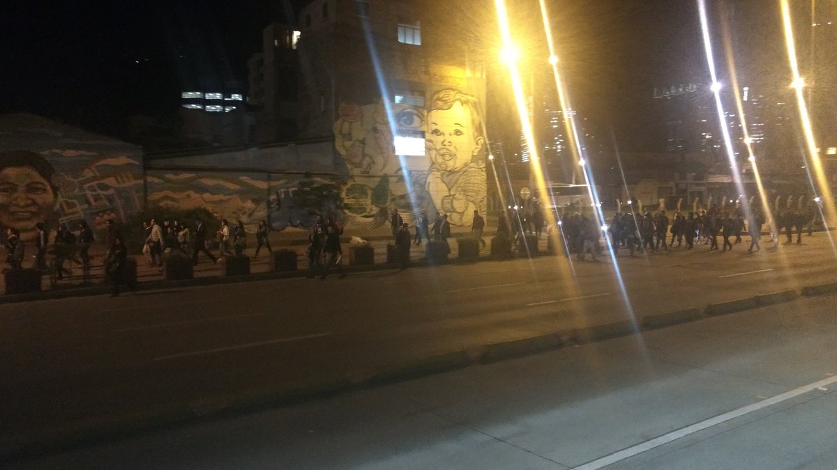 David_terak's tweet photo. @TransMilenio @SectorMovilidad @Bogota Las personas bajadas del @TransMilenio asco de servicio no tienen solución para los problemas solo perjudican a los usuarios 😡 https://t.co/qpUqDzws0m