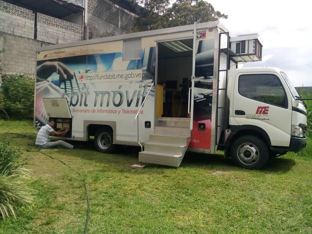 FundabitMerida's tweet photo. Mantenimiento y reparación del Cbit Movil de nuestro estado @Fundabit @SalaMeridaMPPE @nelsonruiz28 https://t.co/vstsTH4D8k