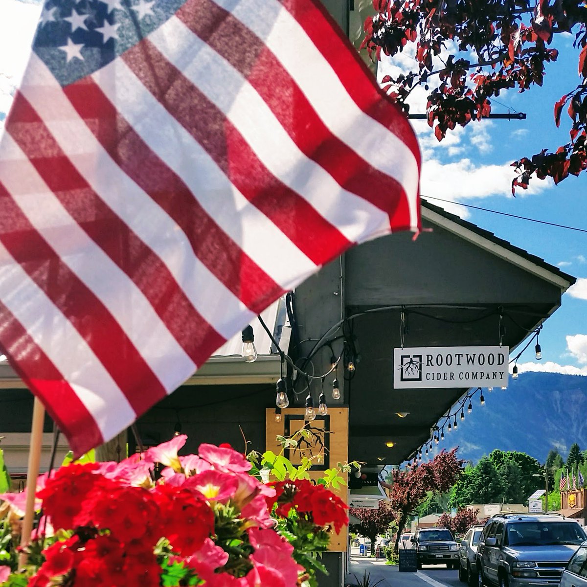RootwoodCider's tweet photo. Looking forward to blue skies and perfect cider drinking weather around #lakechelan this weekend! #nwcider #rootwoodcider https://t.co/r21rUa6GnI