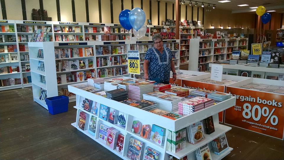 bookwarehouseco's tweet photo. We are open in #LincolnCity #Oregon!! https://t.co/maWAuhbryt https://t.co/U0HwSAfAwi