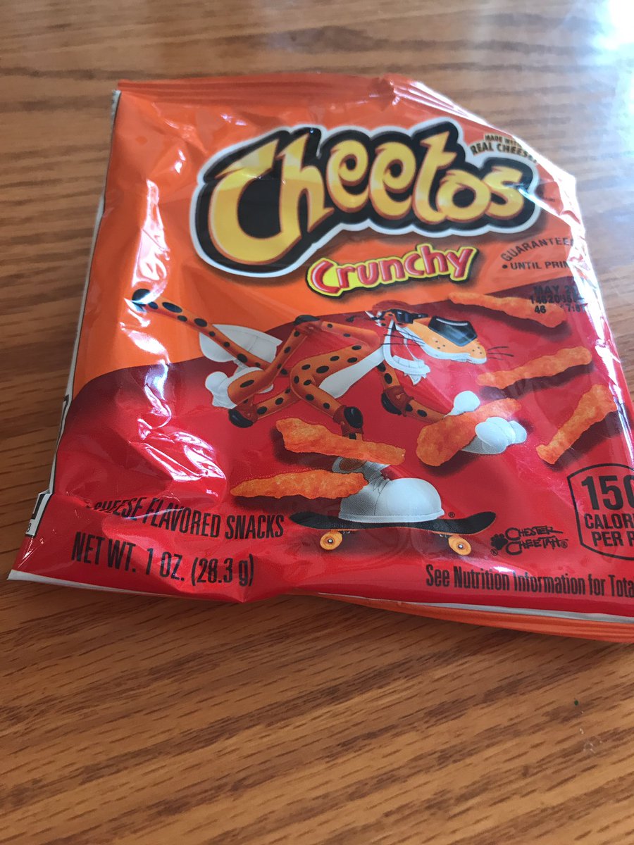 Card3nasc's tweet photo. I hate having an empty cheetos bag. #orangefingersarethenewthinh #cansomeonebuymemore #imanoriginalgirl #cheetosarelife @cheetos https://t.co/UGsAwQXxlc