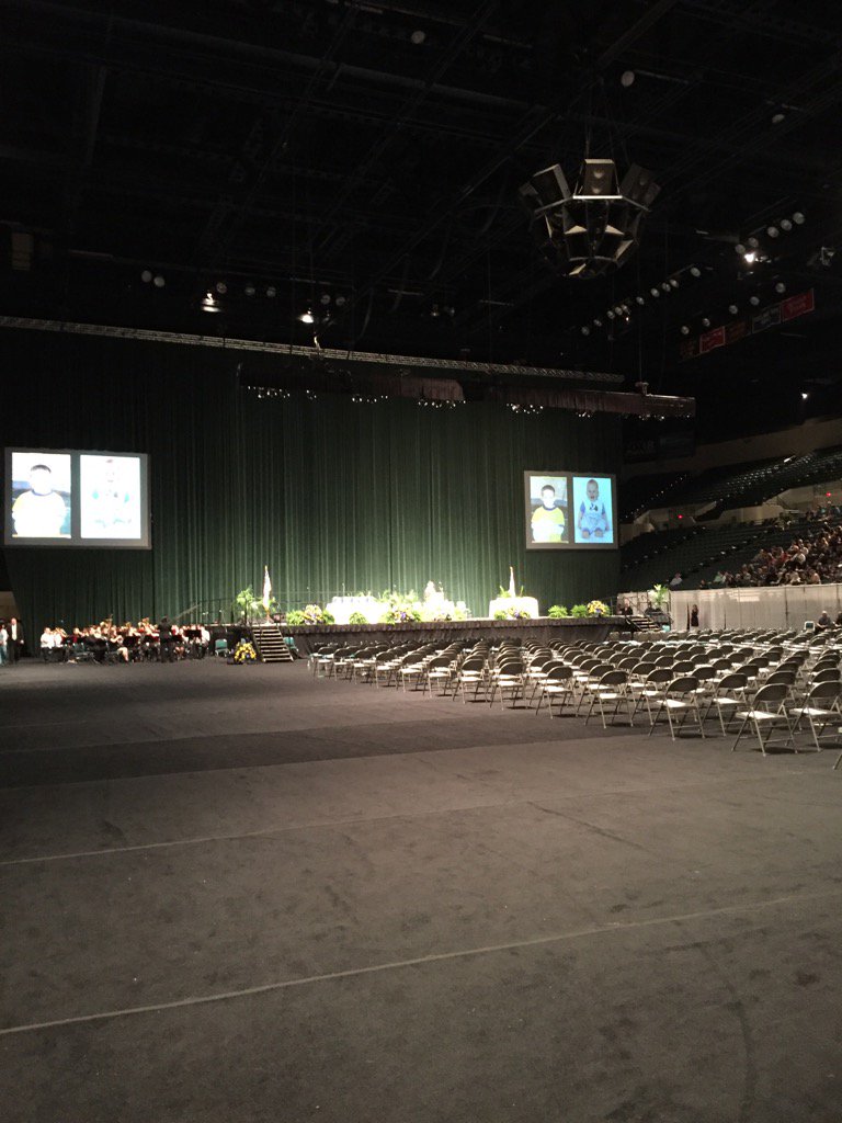 ofhsbulldogs's tweet image. Showtime for our Bulldogs and the Class of 2017!