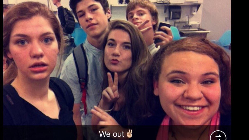 Chelsea973's tweet photo. Seniors😚💁🎉🎊 #wheresAlli #wheresBeans 😂 @alli_andrews9 @sarah_egierski @ElijahAllmon @drudge_jeremy @benji_nixon @leah_smith18 https://t.co/MtROTwy3wL
