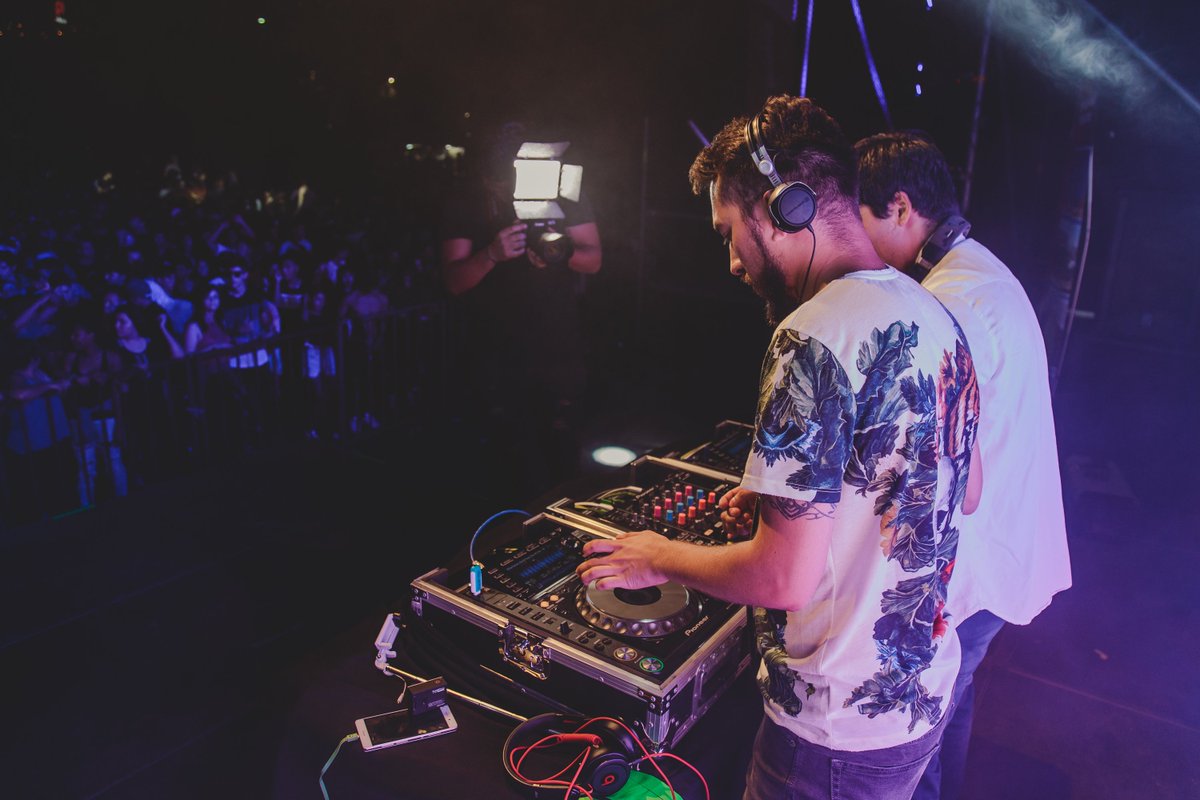 sp3ktrummusic's tweet photo. @acidvisiondj b2b @AuralEssence
Spreading the love for #Trance at #AtardecerElectronico 8 #Antofagasta, 
#Chile 🇨🇱 @TranceResistanc https://t.co/0sW3yWR3wU