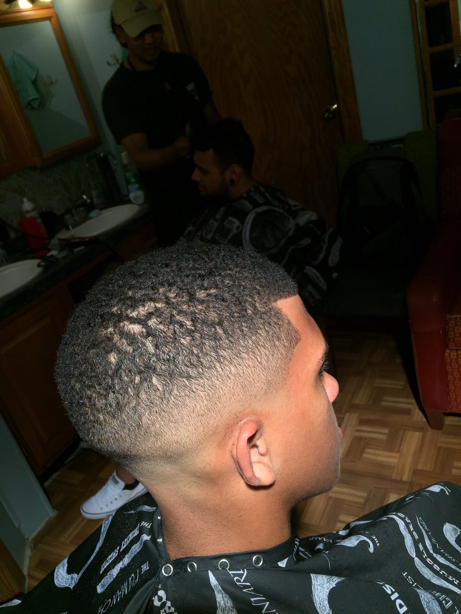 GPRODUCTIONS300's tweet photo. Snapped 🔥💈❄️ #barberlife #diealegend #fade #bladefade https://t.co/de3ks1LYHU