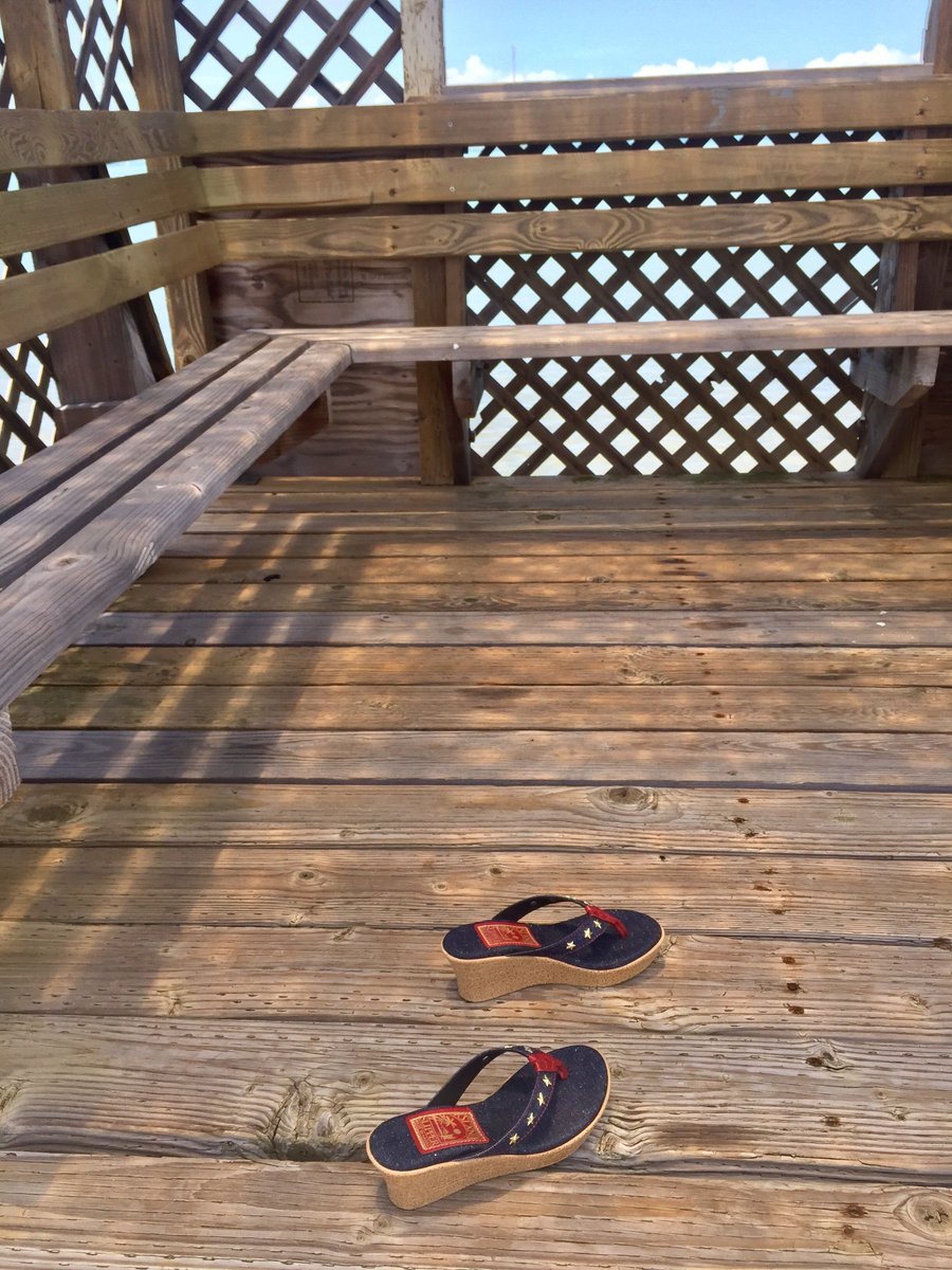 islandslipper's tweet photo. Let's get lost on an #adventure by the #sea. #islandslipper #runfree #madeinhawaii #madeinusa #denim #denimsandals #denimeverything https://t.co/iclG38MZri
