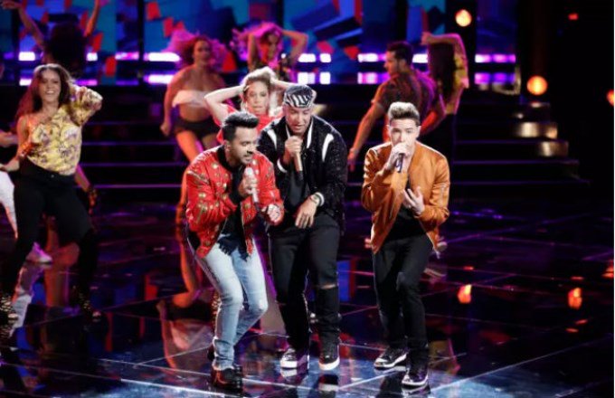 diarioshow's tweet photo. 🎤🎵 @daddy_yankee y @LuisFonsi cantaron #Despacito en la final de "The Voice" https://t.co/jDF3OppUMk ¡Mirá el video! https://t.co/4B7IHr8Ogd