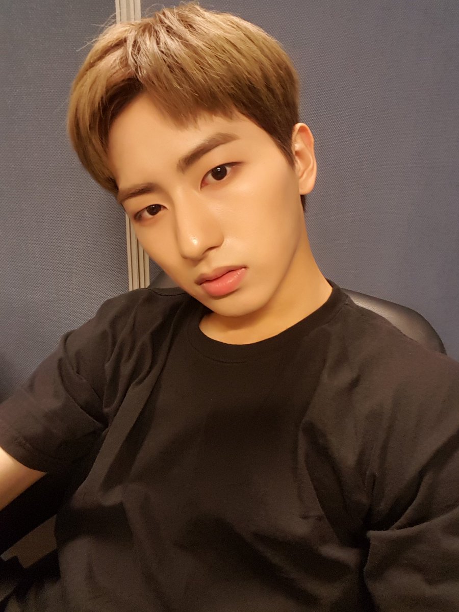 officialmap6's tweet photo. [#MAP6 #jvin #제이빈] 암. 레. 디. 로 센스 만점 삼행시 부탁드려요....너무 어려워요😂 https://t.co/f5WGf08fbn
