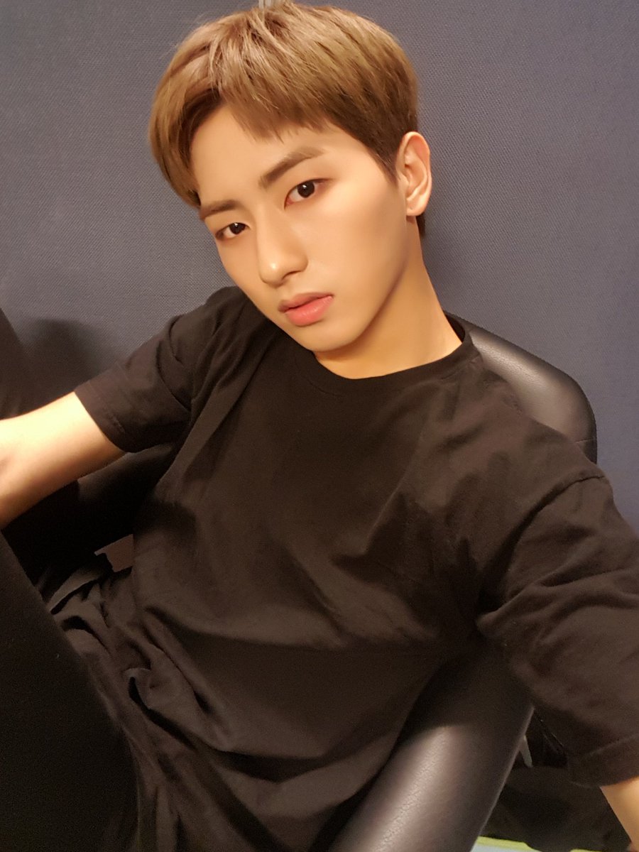 officialmap6's tweet photo. [#MAP6 #jvin #제이빈] 암. 레. 디. 로 센스 만점 삼행시 부탁드려요....너무 어려워요😂 https://t.co/f5WGf08fbn