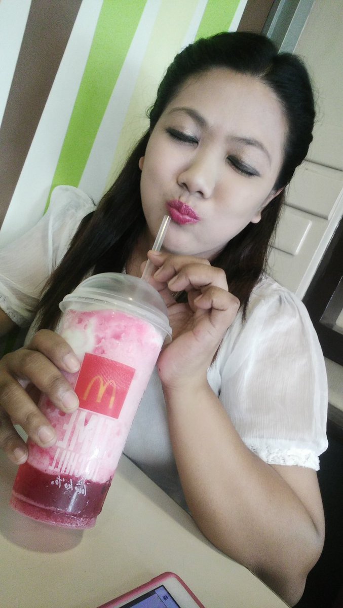 MWLhaine's tweet photo. When you want to sleep but you love @McDo_PH Creamy McFreeze! Waah! #WagadushPout https://t.co/TcbtwtRI1Z