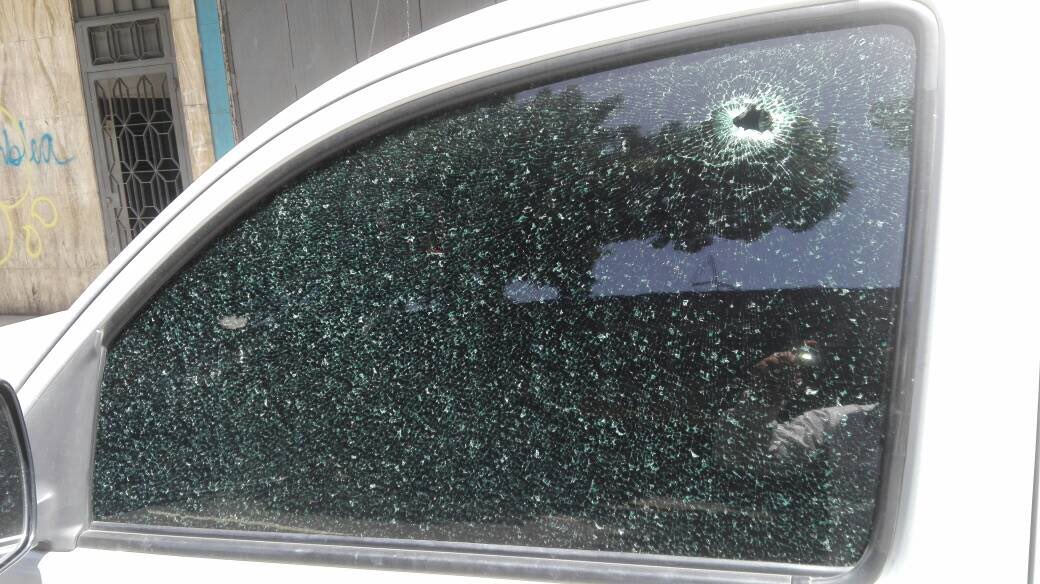 VillegasPoljak's tweet photo. Esta esfera metálica casi mata al conductor d este vehículo entre El Paraíso y SanMartín. Le rozó la frente. Disparada a matar por fascistas https://t.co/01Maev9Xf0