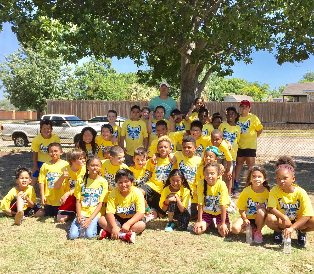 laurie_rich's tweet photo. Thanks Coach Vogel for an amazing day!!  The kids had a blast! @Bright3rd @BrightElem https://t.co/umYmF7yLTa